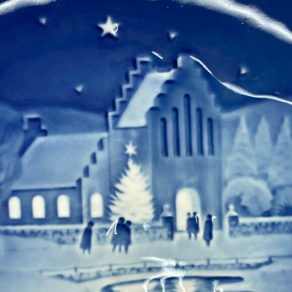 Bing & Grondahl Landsbyjul Swan Christmas in the Village Collector's Plate 9074 - Picture 3 of 10